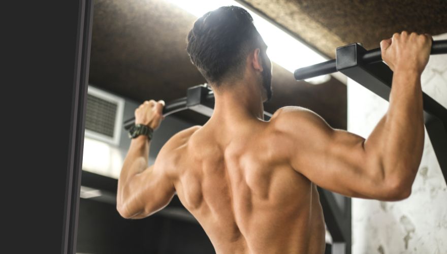 5 kluczowych ćwiczeń na drążku do podciągania dla początkujących