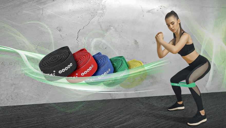 Mini band w rehabilitacji kolana – zestawy ćwiczeń