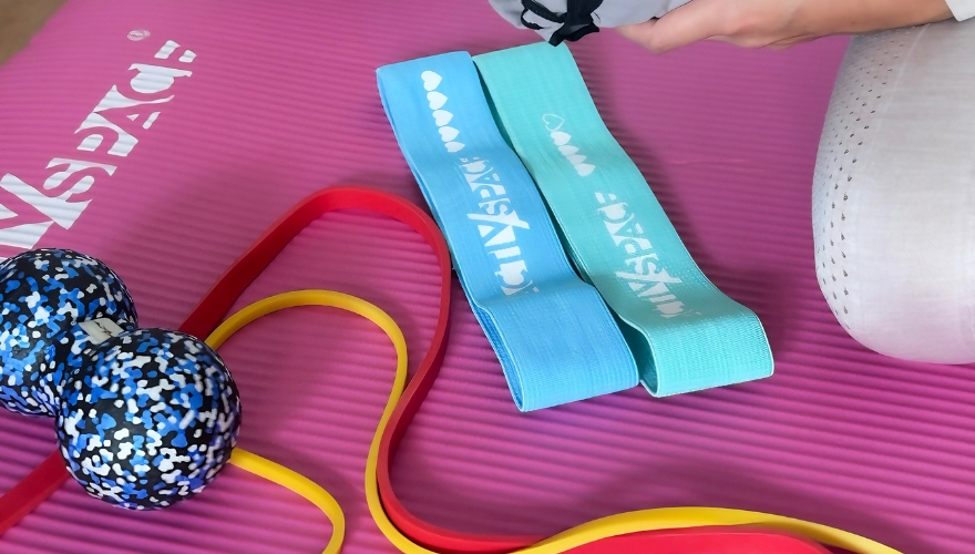 Gumy do ćwiczeń w domowej siłowni – niezbędnik początkującego