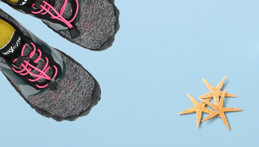 Wyjazd na kamieniste wybrzeże – buty do wody na kamienistą plażę